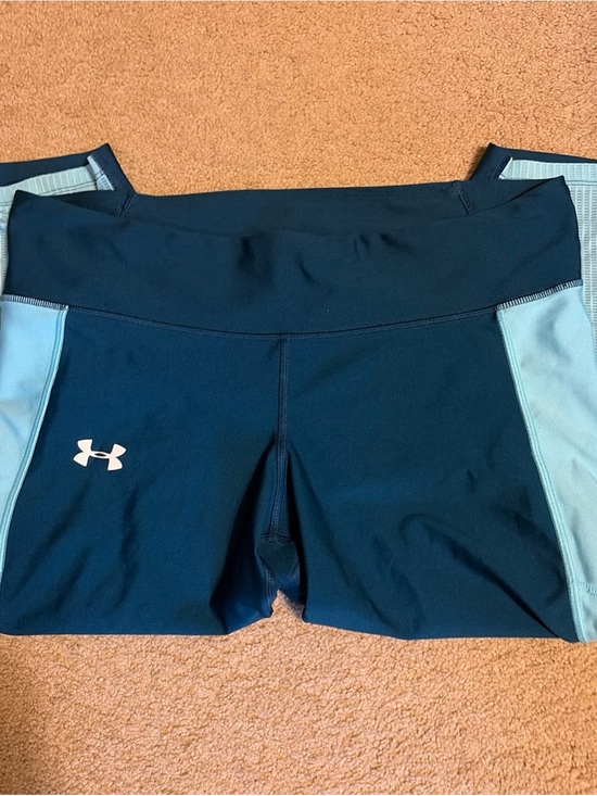 Under Armour Pants - Under Armour women’s cropped leggings XL back zip pocket Heatgear compression
